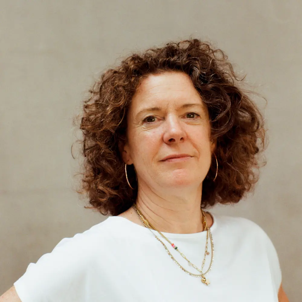 Headshot of Sarah Hunter