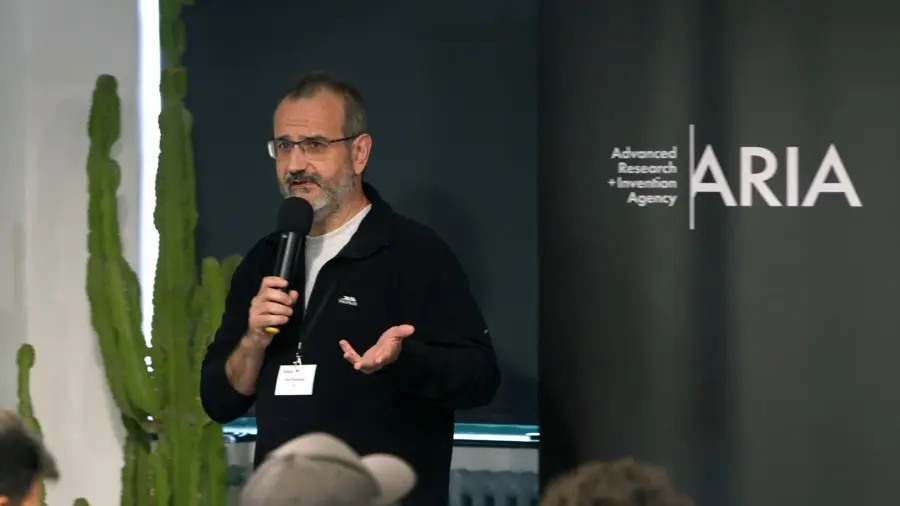 Ant Rowstron presenting a talk at the Trust Everything, Everywhere Discovery workshop